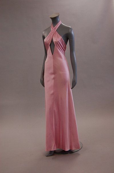 Guy Laroche couture pink satin evening gown, circa 1976 Olivia Dean, Awards Dress, Performance Clothes, Satin Evening Gown, 1970's Fashion, Paris Pink, Silk Dress Vintage, Fashion 70s, Fashion 1960s