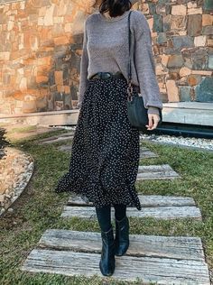 Librarian Chic Outfits, Sweater Skirt Outfit, Midi Skirt Winter, Pullovers Outfit, Best Winter Outfits, Luxury Photography, Skirt Outfits Fall, Midi Skirt Outfit, Long Skirt Outfits