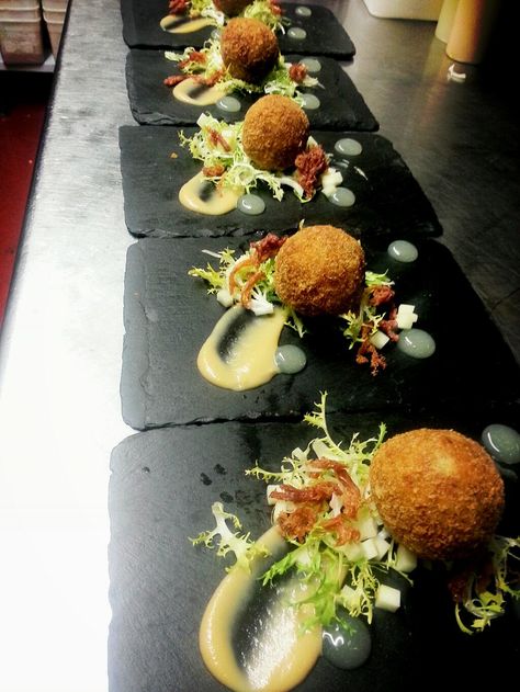 @Craig_middleton   Moss valley Scotch egg,  onion puree, apple & frizzie @Nicky Williams  @MidHandleyDev Egg Plating Ideas, Chicken And Waffles Plating, Egg Plating, Lamb Cutlets Fine Dining, Fine Dining Cheese Plate, Onion Puree, Mushroom Fine Dining, Caviar Fine Dining, Fancy Food Presentation