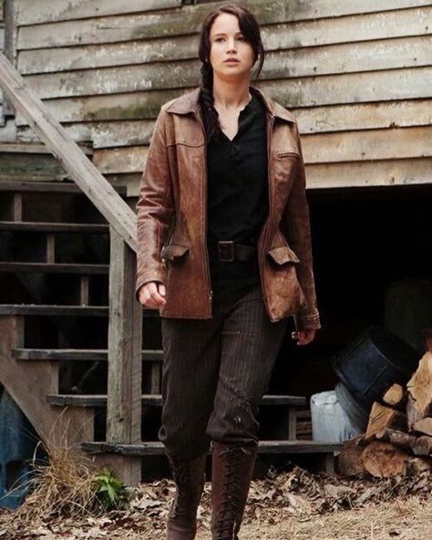 | The Hunger Games | katniss Katniss Everdeen Style, Dystopian Clothes, Hunger Games Outfits, Hunger Games Fashion, Hunger Games Humor, Natural Clothing, Adventure Outfit, Hunger Games Trilogy, Celebrities Humor