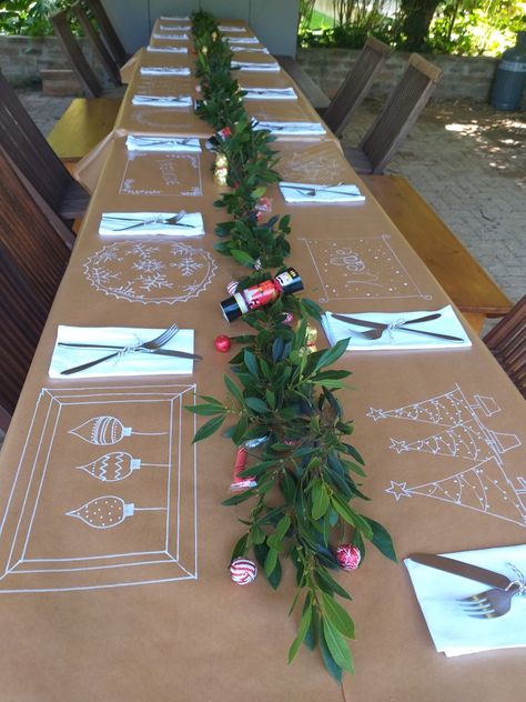 Paper On Table Drawing, Brown Paper Christmas Table Setting, Brown Paper Tablecloth Round, Brown Paper Tablecloth Christmas, Paper Christmas Table Decor, Brown Paper On Table, Kids Xmas Table Setting, Kraft Paper Christmas Table, Brown Paper Table Cover