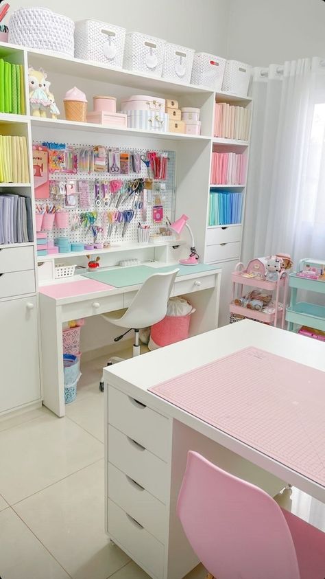 Sewing Desk Storage, Creative Rooms Ideas, Fashion Design Office Studio Work Spaces, Craft Room Bedroom Combo, Aesthetic Sewing Room, Craft Bedroom Ideas, Pink Craft Room Ideas, Sewing Pattern Organization, Craft Room Desk Ideas