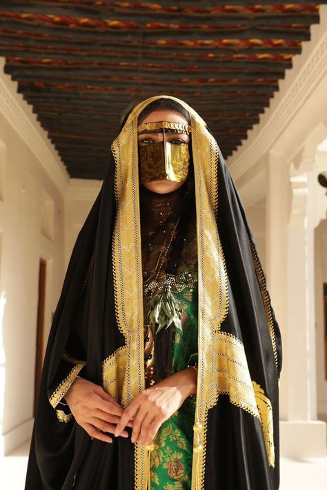 Arabic Clothing, Arabian Dress, Estilo Hijab, National Clothes, Arabian Women, Arab Culture, Conceptual Fashion, Islamic Culture, Arab Beauty