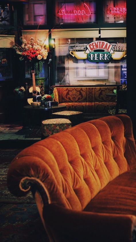 Good Phone Backgrounds, Friends Cafe, Hd Flower Wallpaper, Vinyl Aesthetic, New York Wallpaper, Friends Central Perk, Central Perk, Friends Wallpaper, Iphone Lockscreen