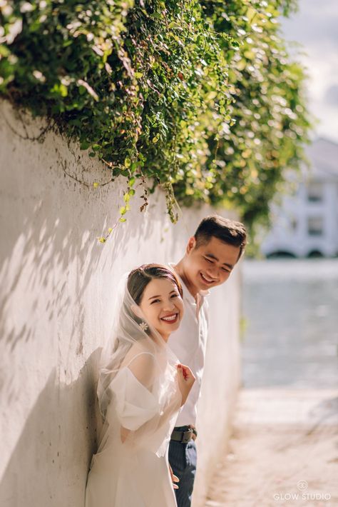 Korean Couple Photoshoot Outdoor, Pose Prewedding Outdoor, Wedding Photo Outdoor, Couple Outdoor Photoshoot, Outdoor Wedding Photoshoot, Prewed Outdoor, Pre Wedding Photoshoot Theme, Pre Wedding Photoshoot Beach, Prenuptial Photoshoot