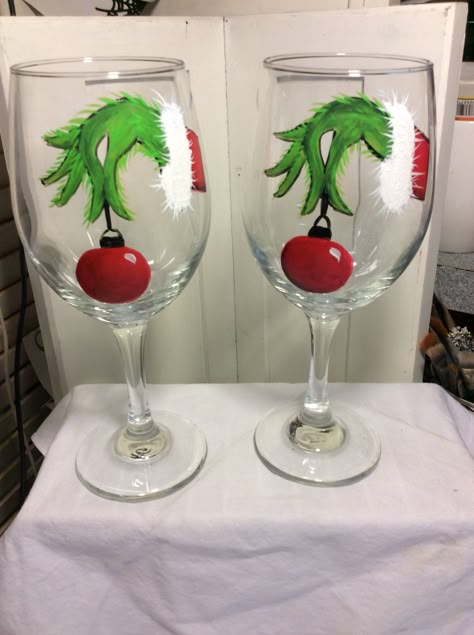 Easy Christmas Wine Glass Painting, Wine Glass Christmas Painting Ideas, Grinch Wine Glass Painting, Winter Wine Glass Painting Ideas, Diy Christmas Wine Glasses Paint, Xmas Glass Painting, Christmas Wine Glass Painting Ideas, Holiday Painted Wine Glasses, Painting Christmas Wine Glasses