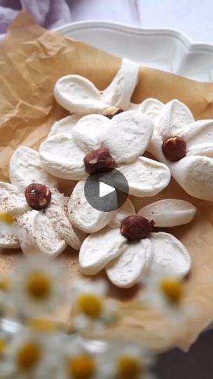 879K views · 60K reactions | Making marshmallows into flowers is so fun and easy🥰 Let’s make them into crunchy cookies💕 By @Yokos.kitchen . . . ==================== . ➡️ "Get New The Complete New Vegan Cookbook Over 200+ Vegan Recipes & Including 30-Day Meal Plan" LINK IN OUR BIO 🔗 @the.vegan.inspiration . ==================== . . . Marshmallows(I used @mydandies vegan marshmallows) Hazelnuts Cinnamon powder(optional) 1. Preheat oven to 225°F. Line a baking sheet with parchment paper. 2. Give 4 cuts to marshmallows and shape into flowers. Place them on the prepared baking sheet. Bake for 15 minutes. 3. Place hazelnuts in the center of the marshmallows. Bake a further 40-45 minutes. Let cool. Sprinkle some cinnamon powder. For more recipes check out her YouTube channel @Yokos.kitchen How To Make Cute Marshmallows, Daisy Marshmallow, Marshmallow Flowers Recipe, Blooming Marshmallow, Baked Marshmallow Flowers, Hot Chocolate Toppings, Marshmallow Flowers, Vegan Marshmallows, How To Make Marshmallows