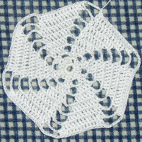 Hexagon Spiral Motif - Free Original Patterns - Crochetville Toddler Crochet Patterns, Crochet Stitches Diagram, Crochet Granny Square Blanket, Crochet Hexagon, Crochet Blocks, Crochet Mittens, Mittens Pattern, Crochet Square Patterns, Hexagon Pattern