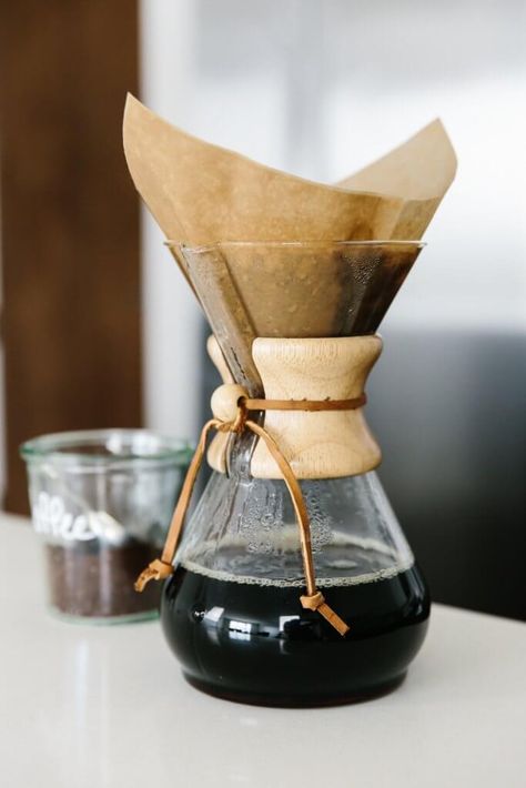 Chemex 101: Brewing Tips and Advice From a Coffee Novice Chemex Coffee, Pour Over Coffee Maker, Cappuccino Machine, Gourmet Coffee, Espresso Maker, Pour Over Coffee, How To Make Coffee, Healthy Smoothie, Coffee Latte