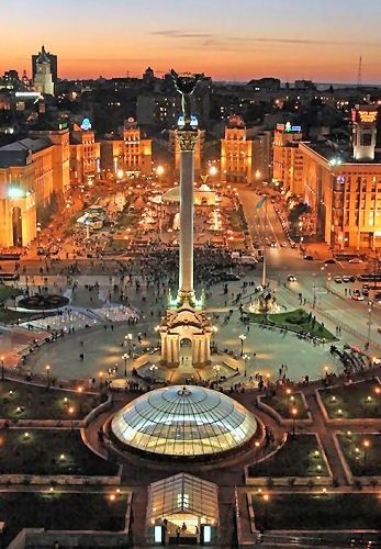 Independence Square in Kyiv, Ukraine This is where my daughter lives! #KievUkraine #IndependenceSquare Capital Cities, City At Night, Kiev Ukraine, Halong Bay, Voyage Europe, Future Travel, Macedonia, Eastern Europe, Kiev