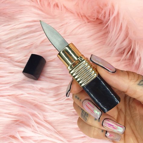 Lipstick Knife, Aesthetic Lipstick, Hidden Knives, Gothic Pfp, Spy Kit, Knife Aesthetic, Witch Supplies, Tactical Wear, Gothic Ideas