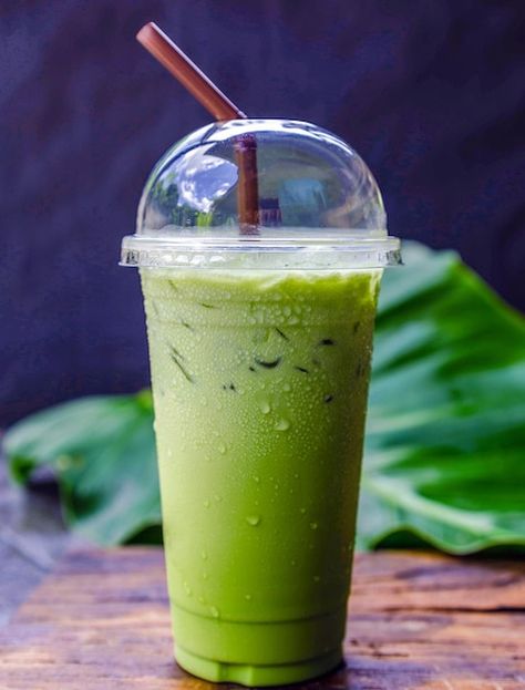 Iced matcha latte green tea with milk in... | Premium Photo #Freepik #photo #matcha-latte #ice-tea #ice-cup #frappe Minuman Green Tea, Minuman Macha, Avocado Milk Tea, Es Matcha, Minuman Cup, Thai Green Tea, Green Tea Aesthetic, Ice Green Tea, Pudding Packaging