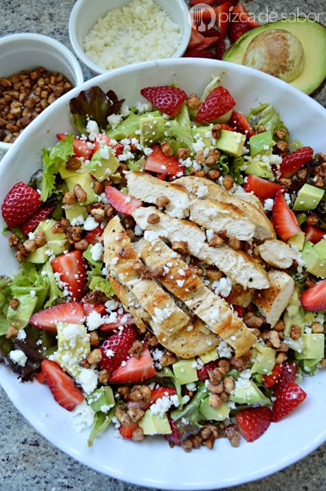 Ensalada con pollo y fresas (deliciosa, rápida & muy fácil) Deli Food, Idee Pasto Sano, Healthy Salads, Healthy Meal Prep, Delicious Healthy Recipes, Delicious Salads, Healthy Lunch, Workout Food, Health Food