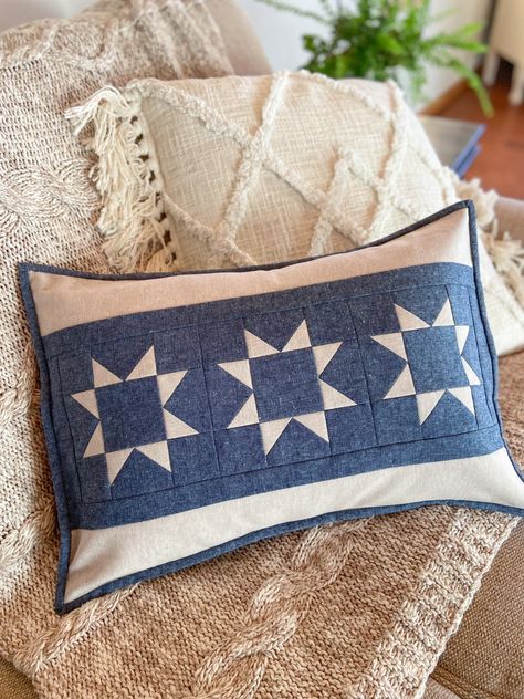 Free pattern: Simply Starry Pillow – Carried Away Quilting Stripes Quilt, Quilt Sewing Room, American Flag Quilt, Christmas Pillows Diy, Pillow Quilt, Patriotic Pillow, Quilting Digest, Red Weave, Quilted Pillow Covers