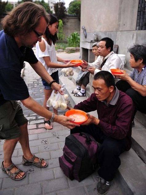 One Man Sacrifices Everything to Help Others - Great Acts of Kindness Moving To China, Help The Poor, Faith In Humanity Restored, We Are The World, World Pictures, Helping The Homeless, Help Others, Good Deeds, Faith In Humanity