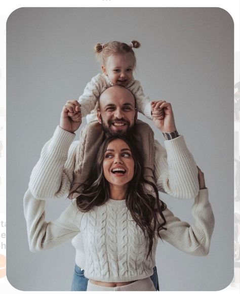 Family Photoshoot For Christmas, Self Shoot Studio Poses Family, Family Photo Shoot Poses Studio, Diy Family Photoshoot At Home, Easy Family Christmas Photos, Cute Family Photo Ideas, Family Christmas Studio Pictures, Photoshoot Christmas Family, Christmas Photo Poses Family