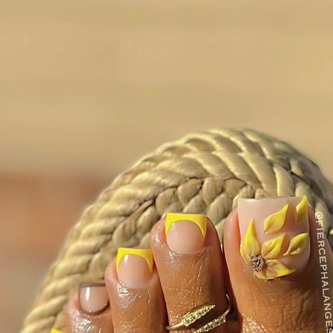 Yellow Toes Black Women, Yellow Acrylic Toes, Pedicure Nail Ideas, Floral Pedicure, 3d Sunflower Nails, Sunflower Toe Nails, Yellow Toe Nails, Pedicure Designs Toenails, Sunflower Nails