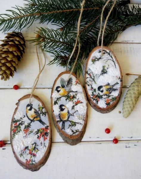 gorgeous wood slice Christmas ornaments with painted birds on trees are very wintry use stickers if you can't paint Birch Tree Decor, Wood Slice Decor, Tree Slice, Rustic Christmas Ornaments, Winter Birds, Rustic Ornaments, Navidad Diy, Wood Slice Ornament, Birch Trees