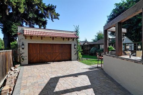 Spanish Style Detached Garage, Spanish Style Garage, Driveway Pavers Design, Spanish Inspired Home, Adobe Homes, Spanish Casa, Spanish Revival Home, La House, Garage Door Styles