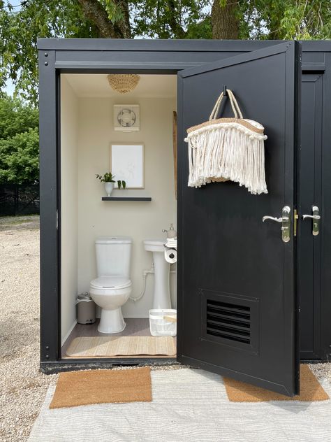 How to build an outhouse. A really pretty one. | DESIGN THE LIFE YOU WANT TO LIVE | www.lynneknowlton.com Outdoor Pool Bathroom Ideas, Build An Outhouse, How To Build An Outhouse, Outhouse Diy, Outdoor Toilet Ideas, Diy Outhouse, Modern Outhouse, Pool Bathroom Ideas, Outdoor Pool Bathroom