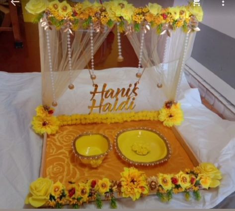 Wedding haldi Platter,Engagement Ring Platter,Wedding Season,Haldi Plate for Your haldi Ceremony 𝐃𝐦 𝐟𝐨𝐫 𝐨𝐫𝐝𝐞𝐫 🎁 #haldi #wedding #indianwedding #haldifunction #weddingseason #wedmegood #love #weddinginspiration #haldidecor #shaadi #haldiceremony #haldinight #haldi_night #weddingdiaries #weddingwireindia #bigfatindianwedding #instawedding #weddingseason #maharashtrian_wedding #maharashtrianwedding #marathirituals #marathiweddings #marathiwedding #Maharashtra #Mumbai #Pune How To Decorate Haldi Thali, Haldi Ceremony Plate Decorations, Ring Ceremony Plate Decoration, Haldi Plate Decoration Ideas Muslim, Haldi Platter Decoration, Haldi Plate Decoration Ideas, Ring Ceremony Platter, Haldi Plate, Engagement Platter