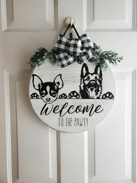 Welcome Cricut Sign, Cute Dog Signs, Dog Door Sign, Front Door Signs Diy, Dog Welcome Sign, Dog Home Sign, Dog Sillhoutte, Dogs Welcome Sign, Dog Door Hanger Signs