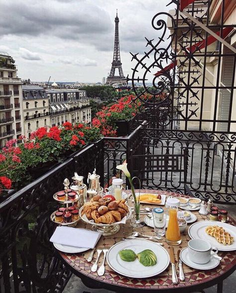 Pres ❤if you want that every morning start like this #morning#romantic #breakfast #couplegoals #fruit #foodporn #coltorti #glam #surprise #luxurylifestyle #paris #eiffel #eiffeltower #dream#hotel #cityview #croissant Torre Eiffel Paris, The Balcony, The Eiffel Tower, Paris Travel, Travel Goals, Travel Inspo, Pretty Places, Dream Destinations, The Table