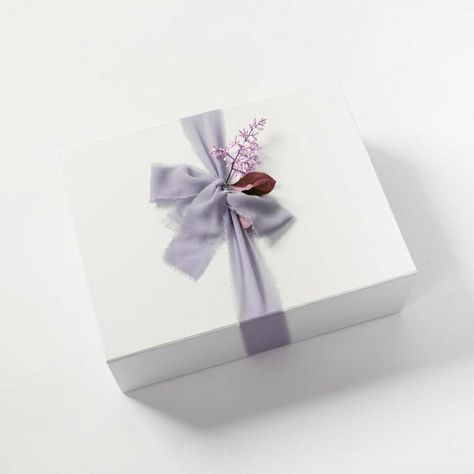 Purple Wrap, Gifts Wrapping, Gifts Wrapping Diy, Wrap Gift, Purple Lilac, Shades Of Purple, Light Purple, Lilac, Wedding Photos