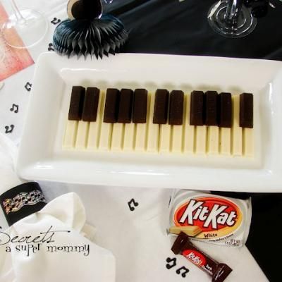 Kit Kat Piano, this would be adorable for a music-themed party or piano recital.  White chocolate kit-kats make the white keys and mini kit-kats make the black keys. Music Notes Birthday Party Ideas, Music Party Decorations, Music Birthday Party, Music Theme Birthday, Rockstar Birthday, Booster Club, Music Themed Parties, Piano Recital, Music Birthday