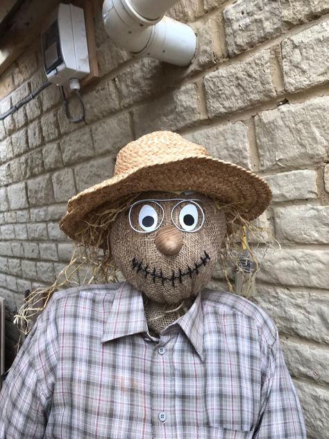 Garden Scarecrow Ideas Funny, Handmade Scarecrows, Pool Noodle Scarecrow, Making A Scarecrow Diy, Fishing Scarecrow, How To Make Scarecrows Diy, Scarecrow Head Diy, Creative Scarecrow Ideas, Scarecrow Head Ideas