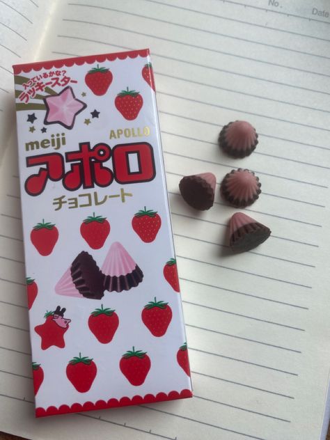 Strawberry + chocolate Meiji Chocolate Aesthetic, Japan Sweets Aesthetic, Aesthetic Snacks Packaging, Asian Snacks Aesthetic, Japanese Snacks Aesthetic, Meiji Apollo, Japanese Snacks Packaging, Japanese Candy Box, Japanese Candies