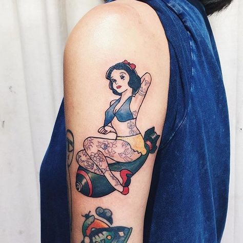 Snow White Tattoo, Hula Girl Tattoos, Snow White Tattoos, Traditional Tattoo Prints, Pin Up Tattoo, Disney Pin Up, Disney Sleeve Tattoos, Prince Tattoos, Disney Sleeve