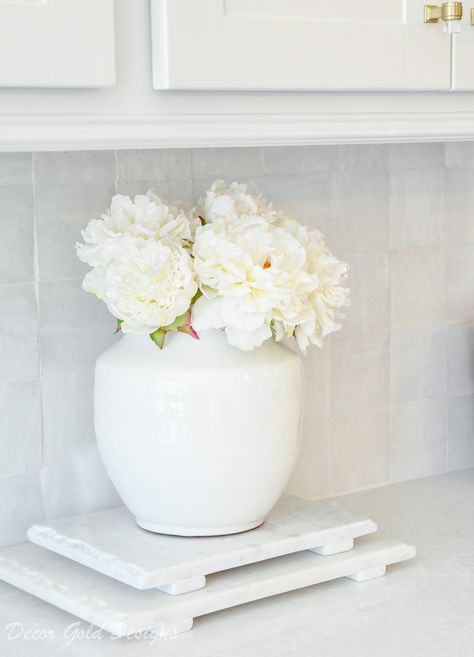 kitchen countertop styling ideas vase flowers #kitchendecor #decoratingideas #decoratingtips #homedecor #counterstyling #countertopstyling #whitekitchen White Kitchen Counter Styling, Kitchen Flowers Decor, Kitchen Staging Ideas, Kitchen Counter Corner Decor Ideas, Flowers In Kitchen, White Vases Decor Ideas, Kitchen Countertop Styling, Styling Countertops, Kitchen Styling Countertops