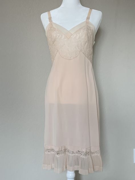 Vintage 1950s slip dress. Excellent condition, no noticeable flaws. Pale peach color. 1950s Sleepwear, Pale Peach Color, Lingerie Aesthetic, 1950s Woman, 1950s Women, Vintage Slip Dress, Vintage Slip, Pale Peach, Vintage Slips