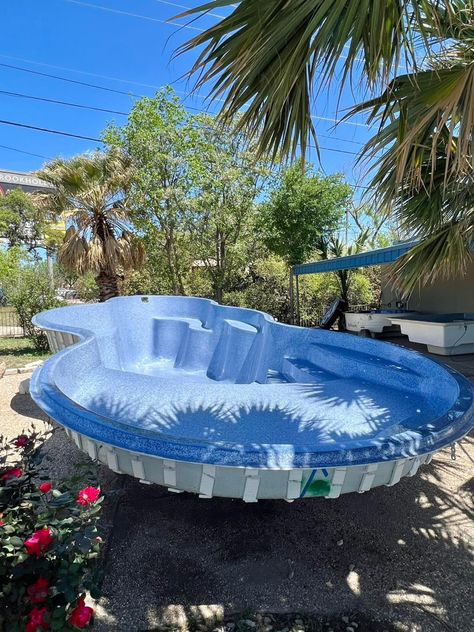 💦The Axiom is a beautiful freeform design by Latham Pools. It has an awesome sun shelf / splash pad in the shallow end & built-in seating through-out the pool‼️ 👉It comes in 3 sizes, 12x24, 14x30 & 16x35… So, it’s a fantastic option for any size yard‼️ ☀️💦If you are ready to get the process started on your very own backyard oasis, call us today & let’s get you swimming‼️ 📲210-494-5002 #LetsGetYouSwimming #BackyardParadise #Staycation #SwimmingPools #AllAcrossTexas #MakingASplash #GarysPoolA Texas Pools, Latham Pool, Beach House Exterior, Splash Pad, Built In Seating, Backyard Paradise, Backyard Oasis, Pool Patio, Cool Pools