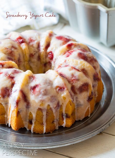 Fresh Strawberry Yogurt Cake Strawberries And Cream Bundt Cake, Strawberry Yogurt Cake, Simple Sweets, Cupcakes Strawberry, Fresh Strawberry Cake, Dessert Mousse, Resipi Kek, Recipe Strawberry, Summer Cake