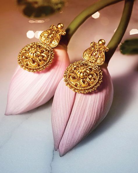 Explore our range of marriage earrings available in various shapes and designs. Bollywood Brides, Gold Earing, Hindu Jewelry, Gold Jewelry Prom, Kalyan Jewellers, Temple Jewellery Earrings, Neck Pieces Jewelry, Buy Gold Jewelry, Silver Pooja Items