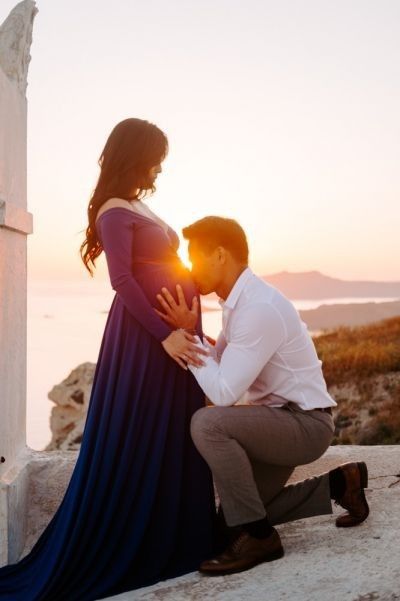 Family Maternity Shoot, Sunset Maternity Photos, Maternity Photography Outfits, Greece Blue, Maternity Photoshoot Dress, Maternity Photoshoot Ideas, Maternity Photography Family, Fall Maternity Photos, Maternity Photography Poses Outdoors