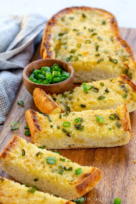 Homemade garlic bread recipe with an easy three-ingredient garlic spread. Crushed cloves of roasted garlic give the bread a slightly caramelized flavor. #garlicbread #sidedish #roastedgarlic Homemade Garlic Bread Recipe, Bread Garlic, Garlic Spread, Homemade Buns, Future Chef, Homemade Garlic Bread, Pickled Garlic, Garlic Bread Recipe, Pickle Butter