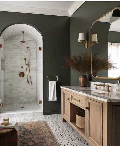 Moody European Bathroom, Bad Klein, Green Bathroom Interior, Neoclassical Interior Design, Moody Bathroom, European Bathroom, Franklin Homes, Neoclassical Interior, Floor Bedroom