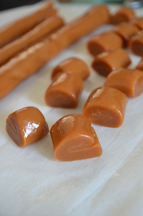 Caramel Recipe No Corn Syrup, Soft Caramels Recipe, Homemade Caramel Candy, Caramel Candies Recipe, Homemade Caramel Recipes, Caramel Candies, Caramel Bites, Chewy Caramel, Happy Feast