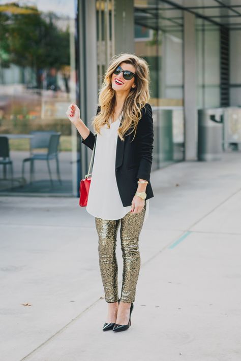 black blazer + gold sequin pants Sequins Leggings Outfit, White Leggings Outfit, Gold Sequin Pants, Christmas Party Outfit Work, Sports Party Outfit, Sequin Leggings, Party Outfit Ideas, Outfits 2016, Shoes Girl