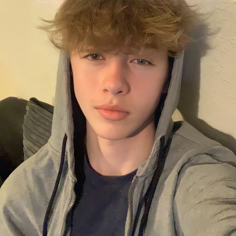 Messy Hair Boy, Guy Selfies, Cute Blonde Guys, Blonde Hair Boy, Kids Cartoon Characters, Short Grunge Hair, Cute Guy Pics, Cute White Guys, Blonde Boys