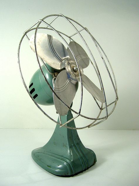 Antique Fans, Industrial Fan, Old Fan, Industrial Living, Deco Retro, Vintage Fans, Desk Fan, Electric Fan, Vintage Objects