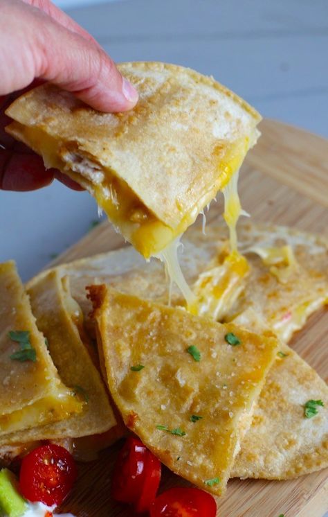 Corn Tortilla Quesadilla, Corn Tortilla Pizza, Recipe Quesadillas, Tortilla Quesadilla, Easy Tortilla Recipe, Pizza Quesadilla, Corn Tortilla Recipes, Quesadilla Maker, Chicken And Cheese