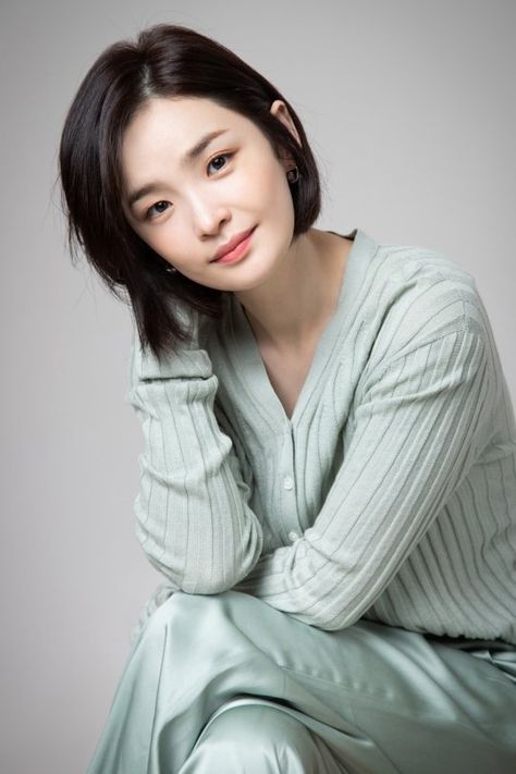 Jeon Mi Do Hospital Playlist, Professional Profile Pictures, Ageing Gracefully, Son Ye Jin, Celebrity Haircuts, Hospital Playlist, Leading Women, Metro Style, Studio Portrait Photography