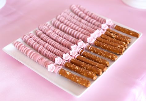 Ideas For Baby Shower Girl, Cherry Blossom Party, Baby Shower Cupcakes For Girls, Cherry Blossom Cake, Cherry Blossom Theme, Pastas Recipes, Chocolate Covered Pretzel Rods, Pretzel Dip, Girl Cupcakes