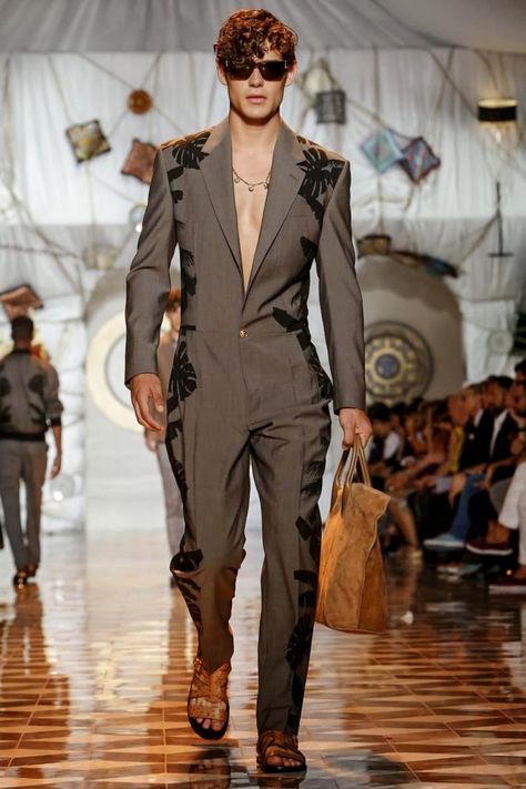 Versace-Men-Spring-Summer-2015-Milan-Fashion-Week-029 Mode Queer, House Of Versace, High Fashion Men, Mens Fashion Edgy, Vintage Versace, Men Spring, Jumpsuit Men, Milan Fashion Weeks, Men Street