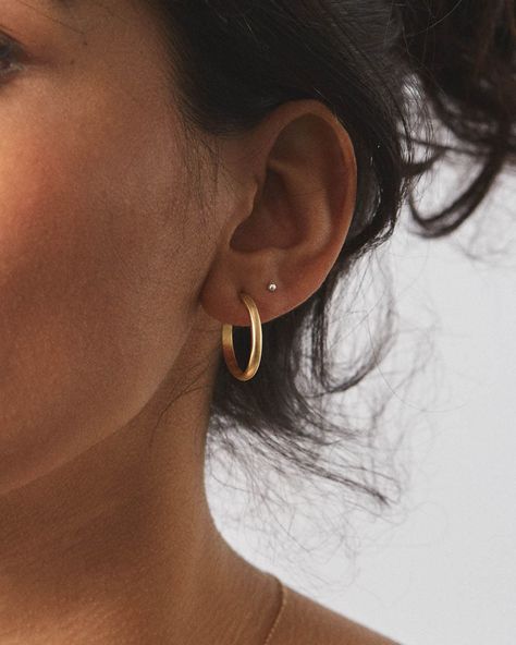 Hoop In Second Piercing, Hoop Stack, Second Ear Piercing, Double Ear Piercings, Double Earrings, Double Piercing, Second Piercing, Right Or Wrong, Jewelry Inspo