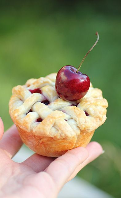 Recipe for Mini Cherry Pies - If pies are the new cupcake then these mini cherry pies can rival any cupcakes in the cuteness category and they're 100% home-made and so delicious! Mini Cherry Pies, Mini Pie, Mini Quiches, Cupcake Pan, Blueberry Pie, Snacks Für Party, Pie Dessert, Yummy Sweets, Cherry Pie